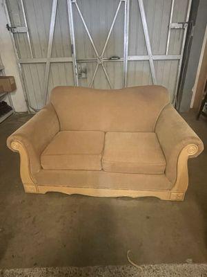 Loveseat antes. Con el tiempo, la tela se había descolorido y el relleno había perdido su forma. La madera mostraba señales de desgaste.