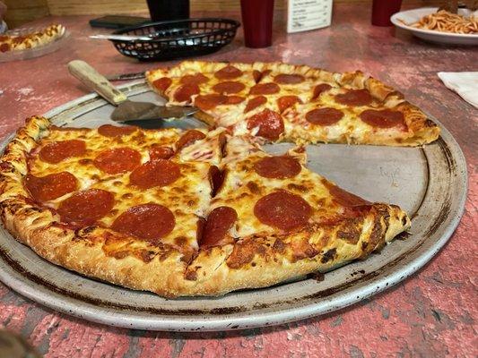 Large pepperoni pizza - excellent!