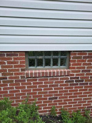 (1) Glass block window with no air vents / Wave Pattern