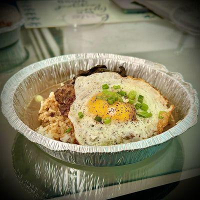 Loco Moco : Grilled beef patty with homemade gravy, topped with a fried egg. 4.5/5, but my sone likes my recipe better.