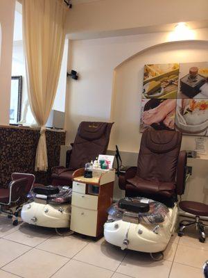 Relaxing massaging pedicure chairs!