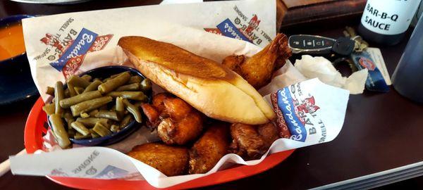 Wings with green beans and garlic bread