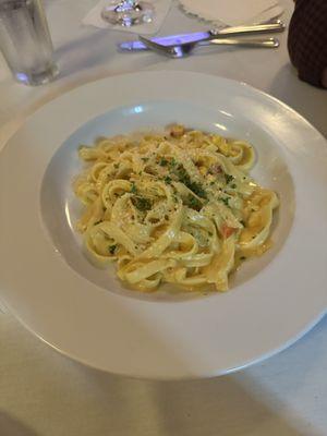 Lobster fettuccine with saffron sauce