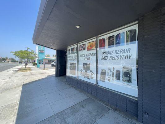 The historic 50s diner is next door, grave a bite while waiting for your device. #iphonerepair #iphonerepairnearme