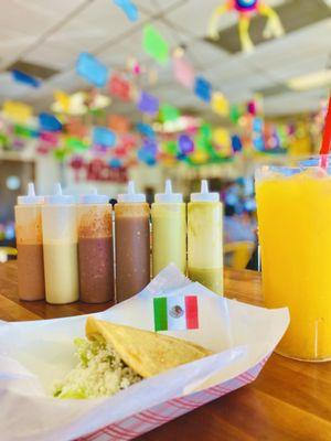 Gordita de chile negro con carne and all their wonderful salsas