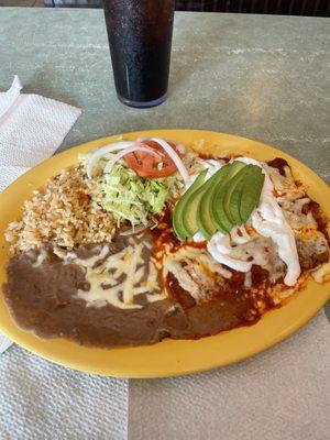 Enchiladas de pollo with red sauce