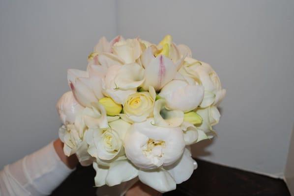 Our wedding bouquets are made using only the best of materials. Fine flowers and ribbons are fused into a piece of art.