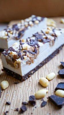 Snickers cheesecake bar