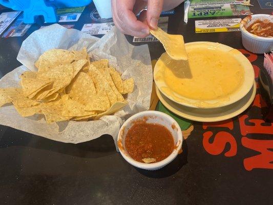 Chips, salsa , y queso.    Muy delicioso