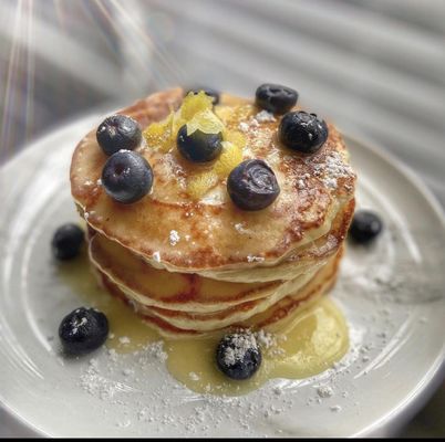 Fluffy warm pancakes with berries from Mastermind Quizine