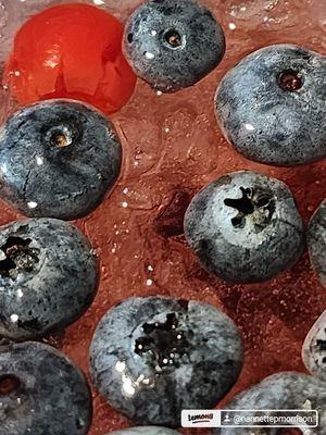 Topping for tea cherries and blueberries.