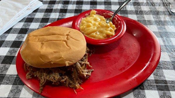 BBQ sandwich Mac and cheese