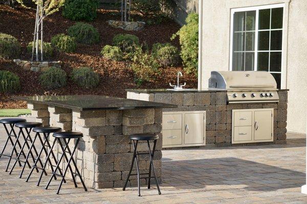 The perfect hardscape paver stone and paver block built-in kitchen/bbq outdoor area for entertaining guests.