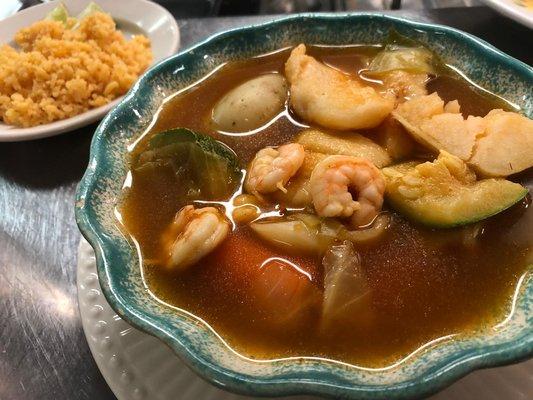 Caldo de Camarón Y Pescado. 
Fish & Shrimp soup.