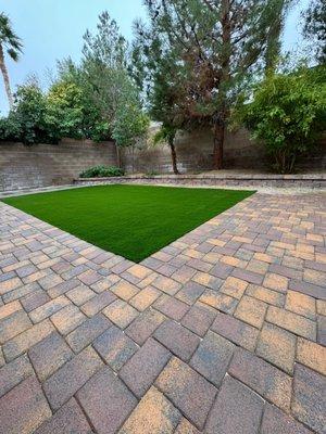 Sierra blend pavers combined with the return wall and artificial turf