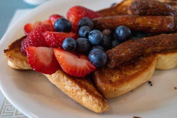 French toast with fresh fruit... sausages were so porky and plump! Lol.