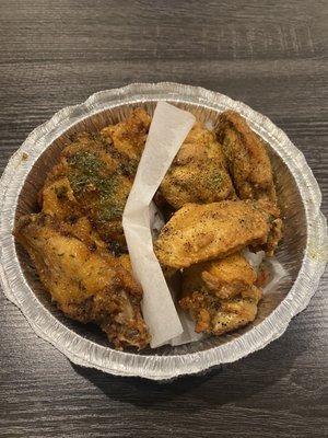 Wings to-go in an aluminum container=overcooked and dry. Couldn't even taste them because of it. Dine-in only for wings!