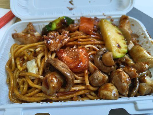 Chicken with mushrooms and lo mein