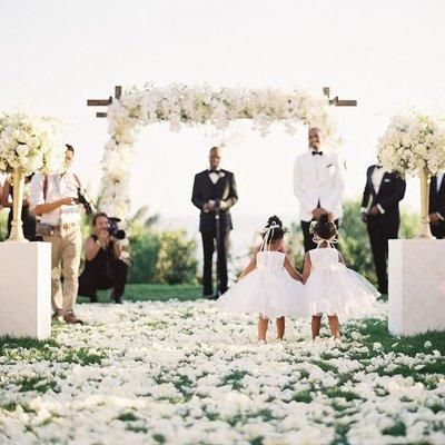 How cute are these flower girls!