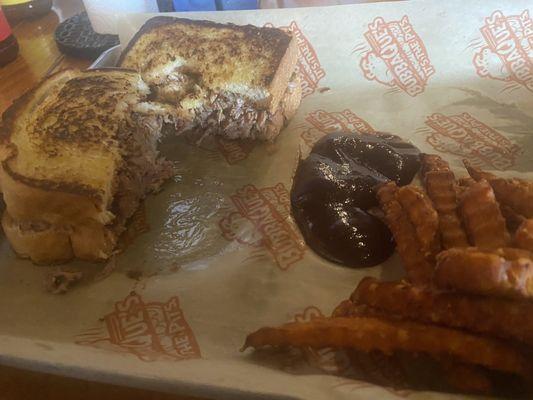 Pulled pork sammich w sweet tater fries