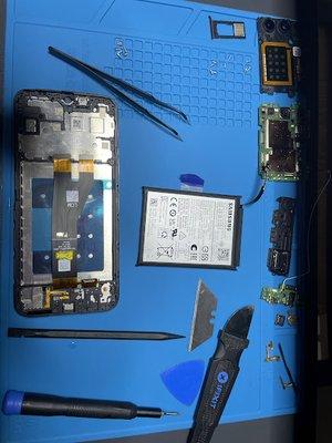 Fully disassembled Galaxy 14 ready to be reassembled in the new screen.