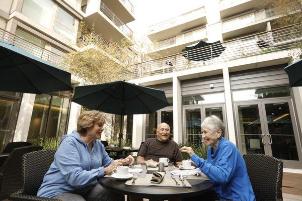 Al fresco dining at Fountainview at Gonda