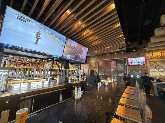 Wrap around rectangular bar with all the nice amenities with copious drafts on tap.