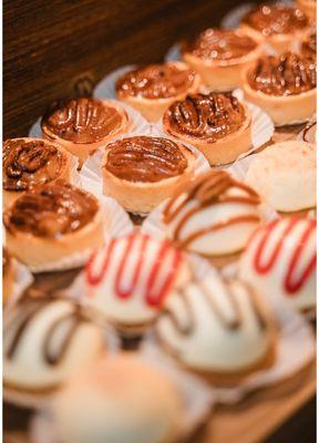 Mini cheesecakes and apple pie bites