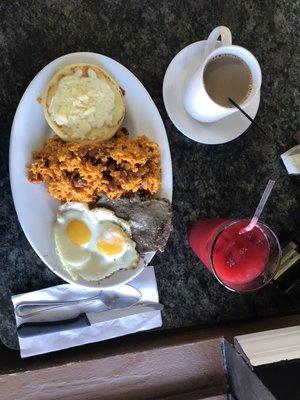 Tripleta, desayuno Colombiano incluye café. Jugo de Mora aparte.