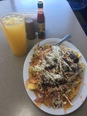 Tajadas with very flavorful steak and maracuya water