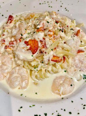 Fettuccine With Shrimp And Lobster in a Creamy Alfredo Sauce