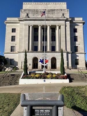 Texas-Arkansas courthouse and post office divided between the two states