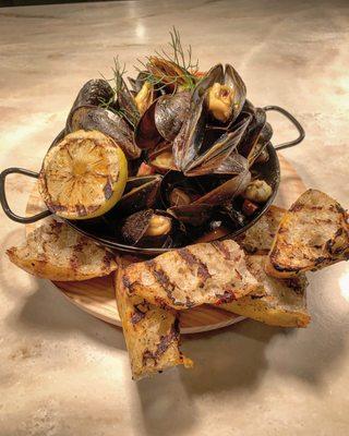 White wine Mussels marinier & crostini + chorizo