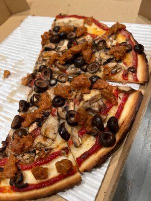 Vegan CYO, beyond sausage, olives, mushrooms