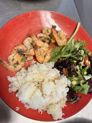 Camarones a la mantequilla, con arroz blanco y ensalada