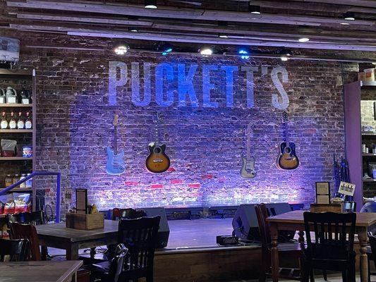 Puckett's Grocery live music stage.