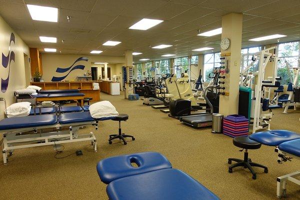 Large clinic floor with different cardiovascular and strength building machines!