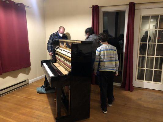 Awesome family working together for the piano delivery