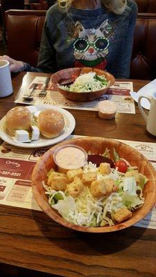 Tossed salad with croutons and rolls.