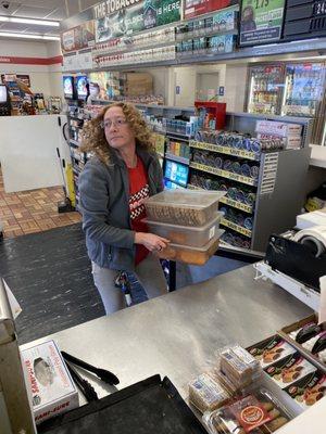 Speedway employee not wearing mask and handling food without gloves or washing hands in the middle of a global pandemic.