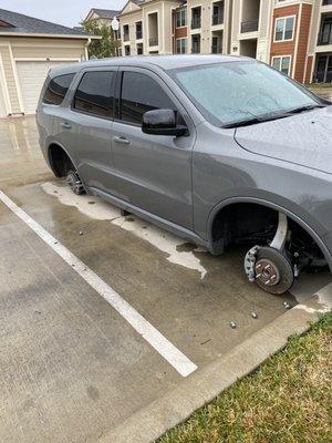 Los peores apartamentos en los que he vivido, hoy amaneció así mi camioneta