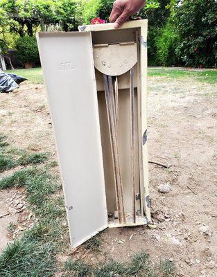 Interesting 1930s clothes drying rack that was completely painted over with no handle, we had no idea what was in there.