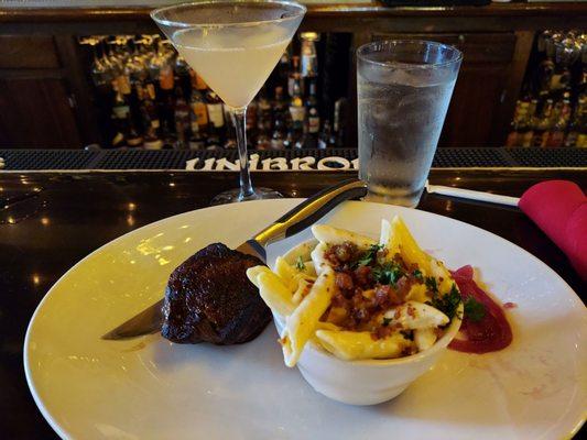 6 oz sirloin with a side of gouda mac and cheese. Not worth $35.