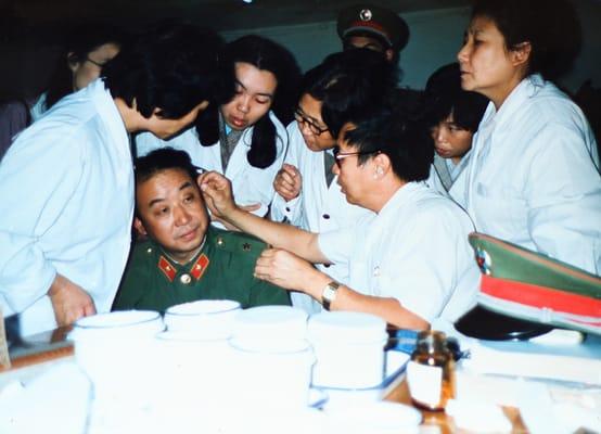 Tiong Ling dispersing a successful quit smoking demonstration in China.