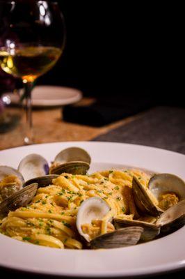 Linguini white clams with lemon butter sauce