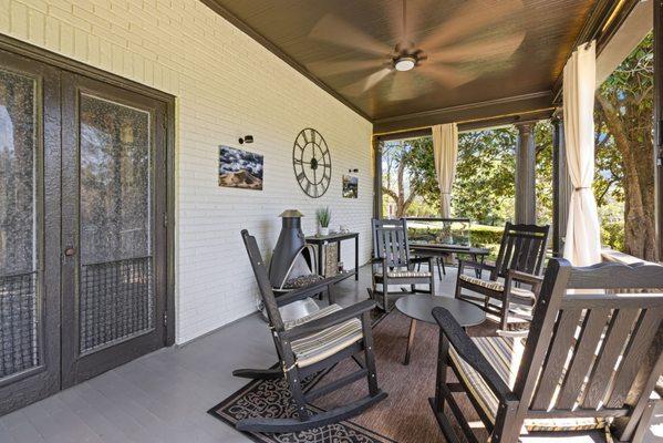 Outdoor space - Side porch with rockers