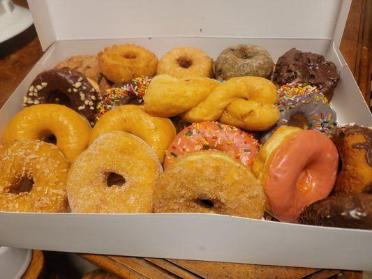 GOLDEN DONUTS & SMOOTHIES