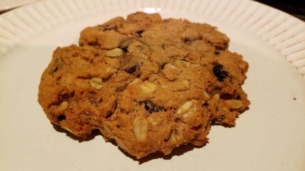 Oatmeal raisin cookie ($3.33). Not bad for a raisin cookie.