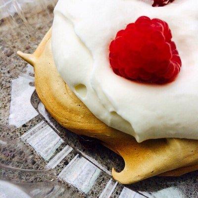 Meringue w/ lemon curd & raspberries