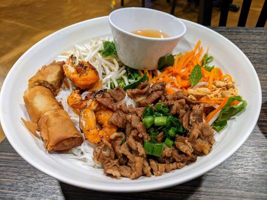 Bun thit nuong cha gio (grilled pork and fried egg roll)